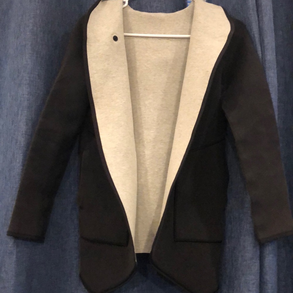 Girls yoga reversible black /gray jacket
